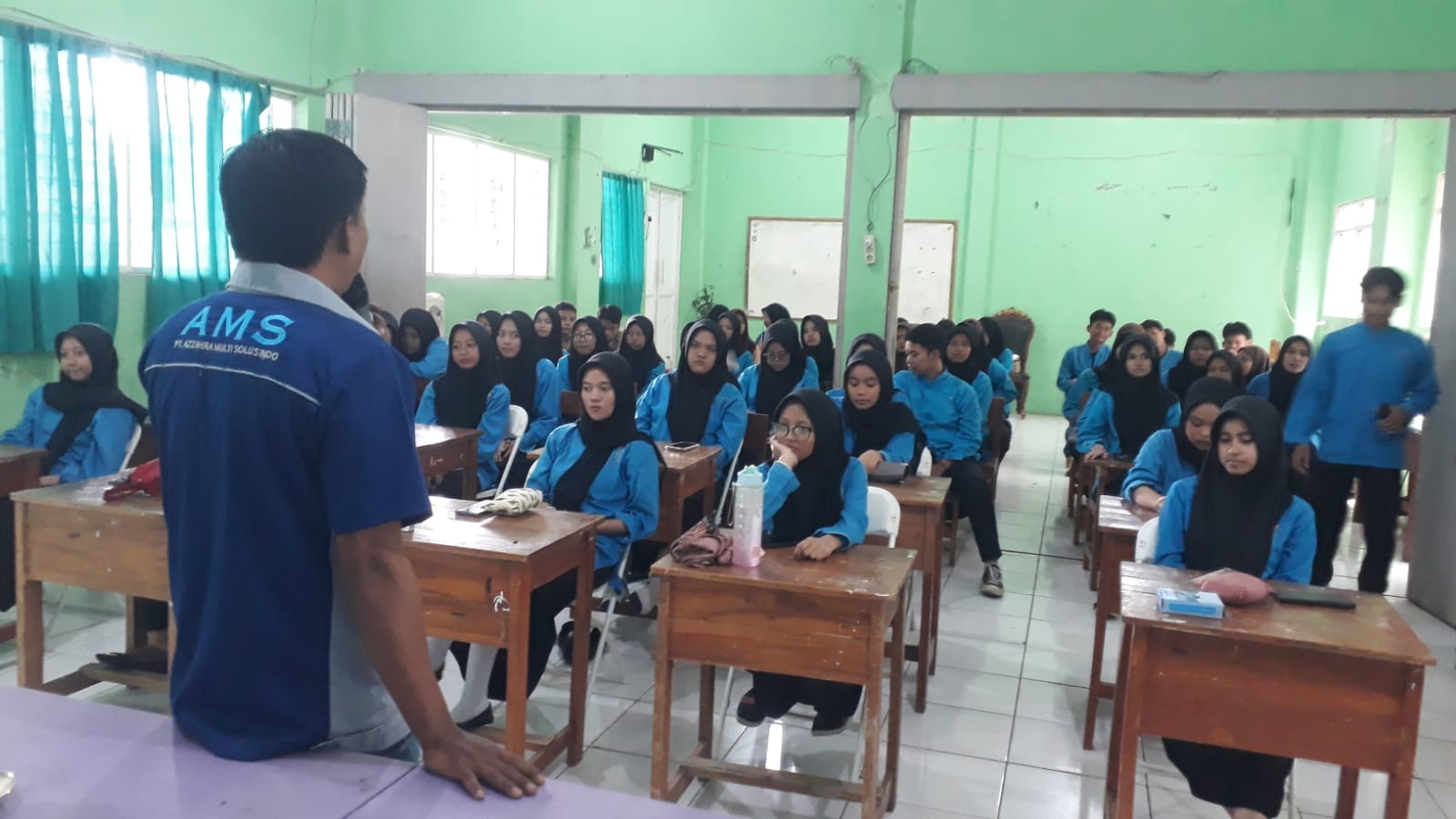Seminar Lingkungan dan Sosialisasi Bank Sampah: Meningkatkan Kepedulian Terhadap Lingkungan di SMK Tirtajaya Cilodong