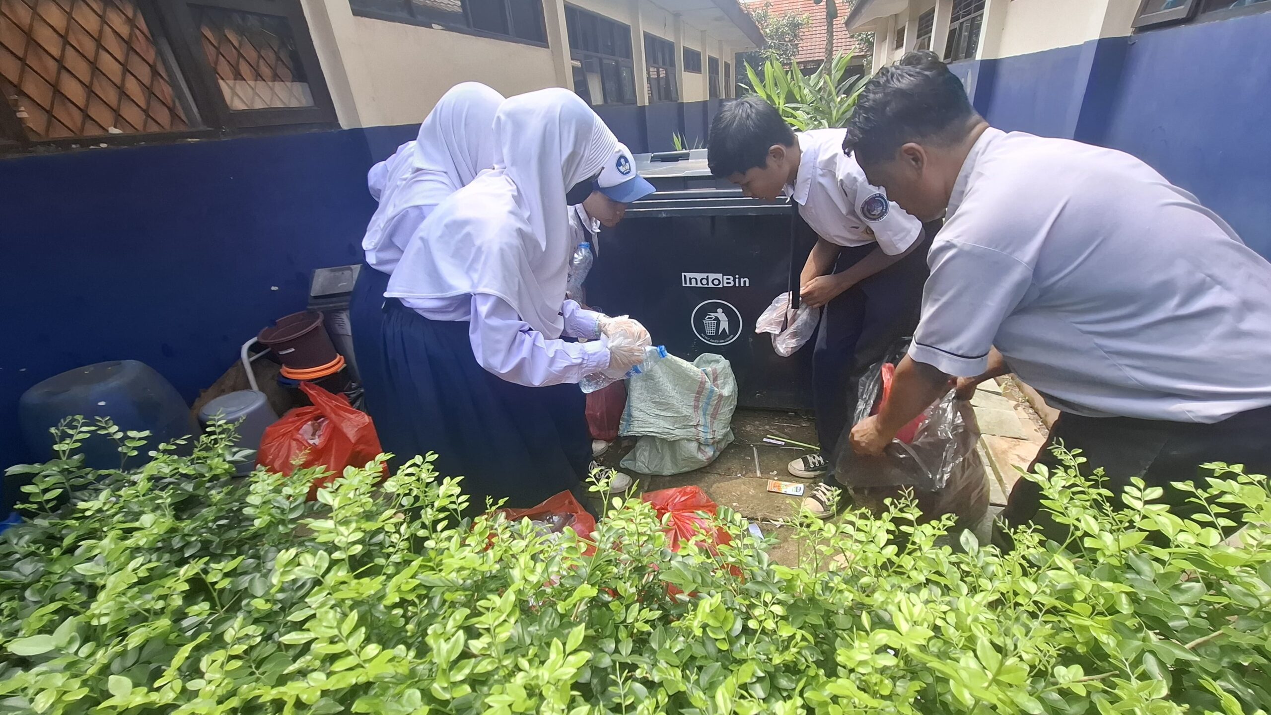 Dari Sekolah untuk Bumi: Ketika Siswa Belajar Mengelola Sampah dan Menjaga Lingkungan