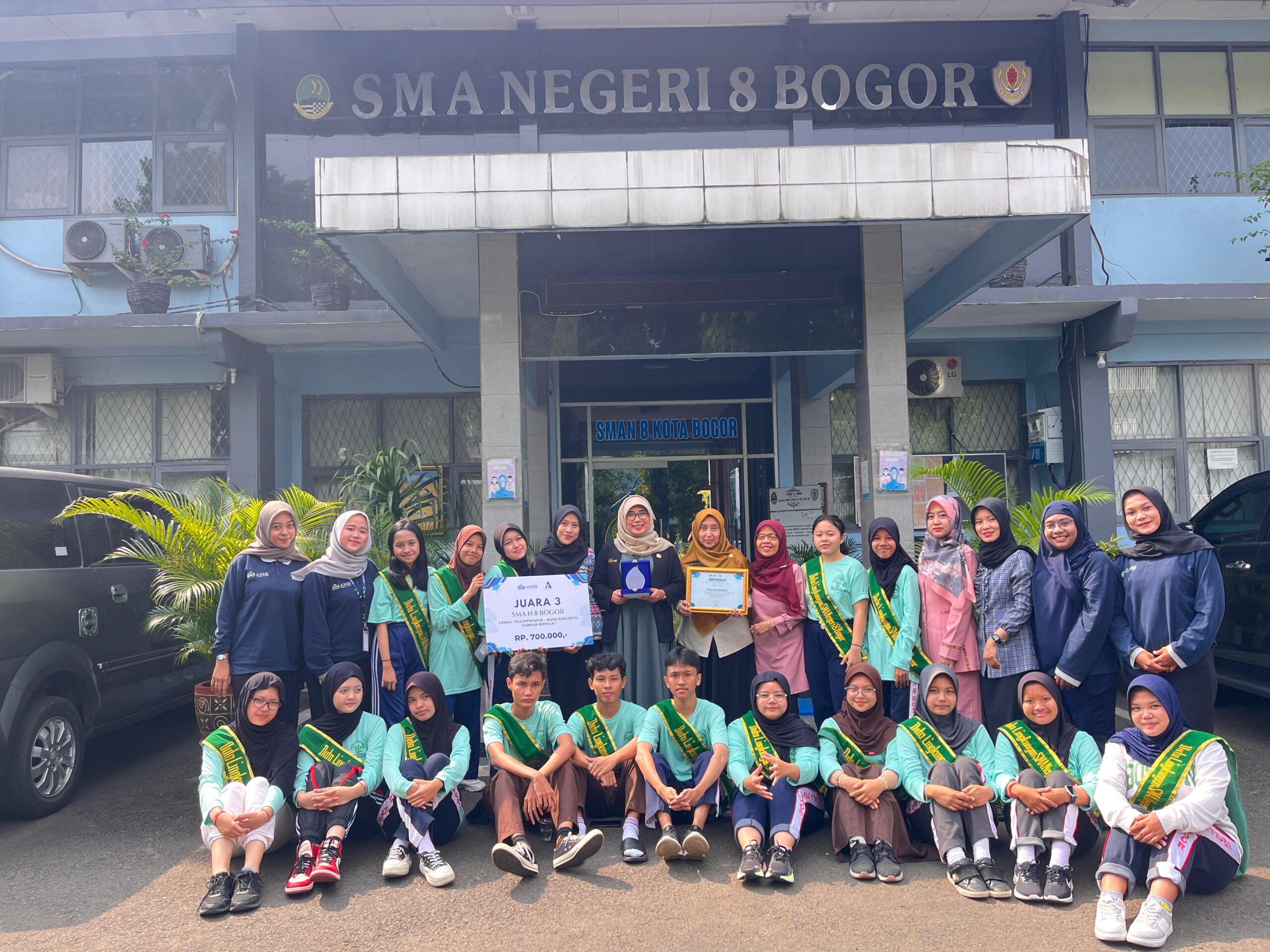 JUARA III LOMBA TRASHPRENEUR