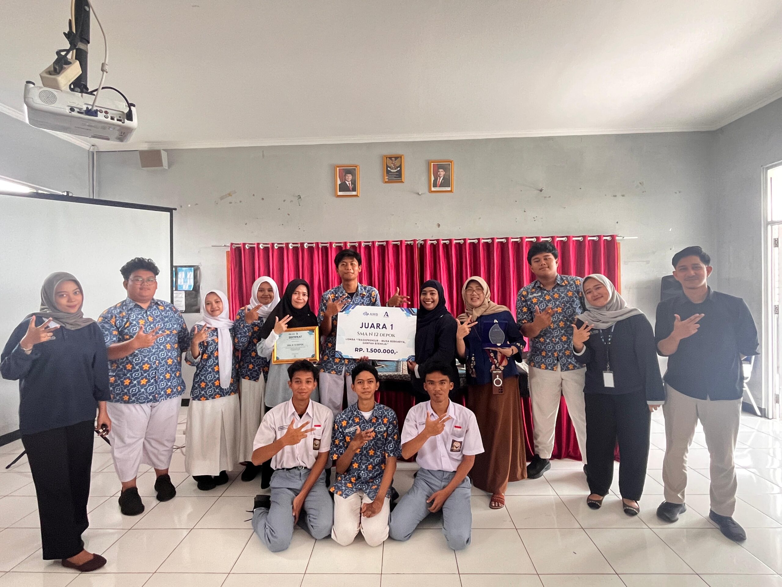 JUARA I LOMBA TRASHPRENEUR