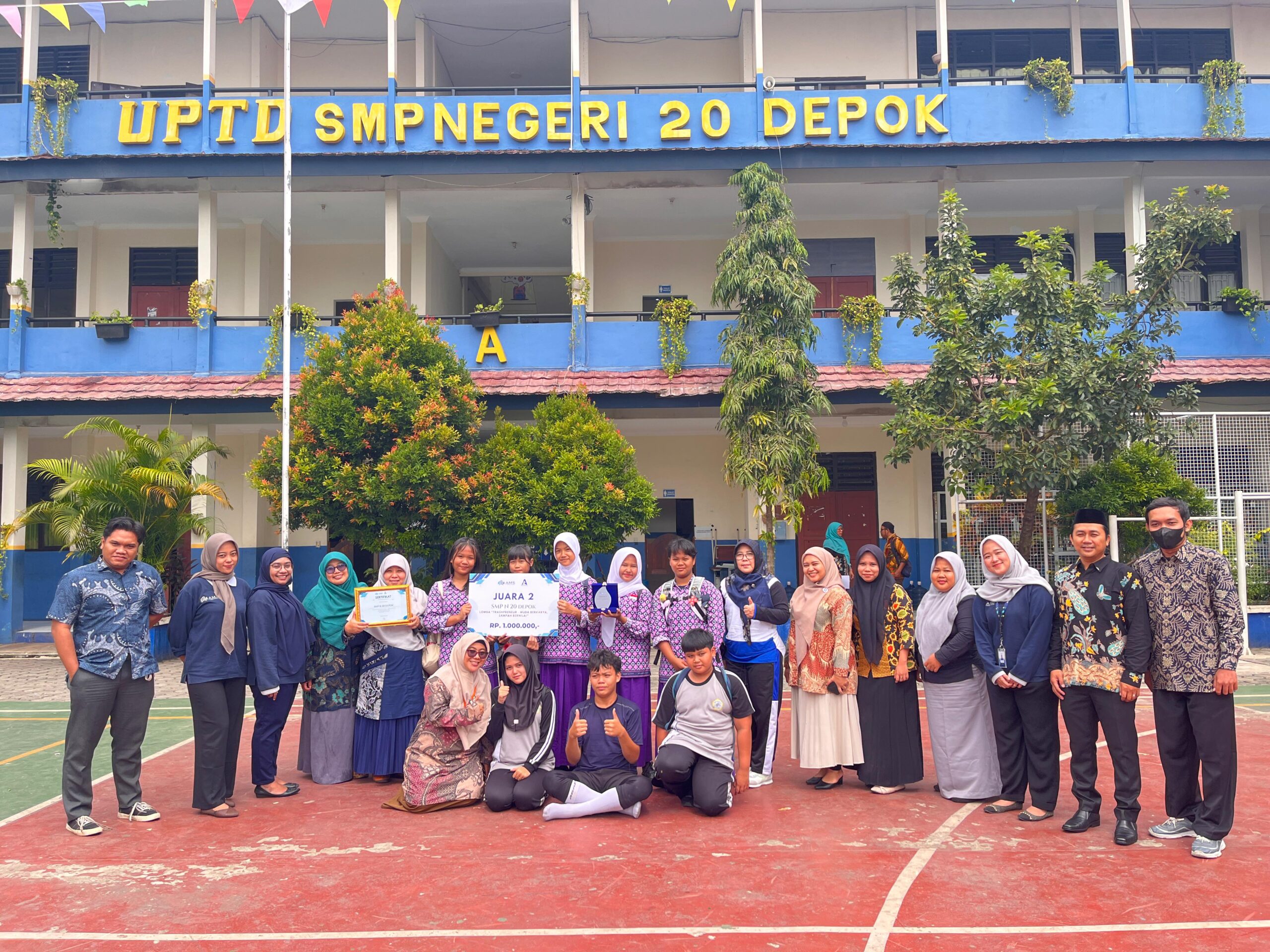 JUARA II LOMBA TRASHPRENEUR