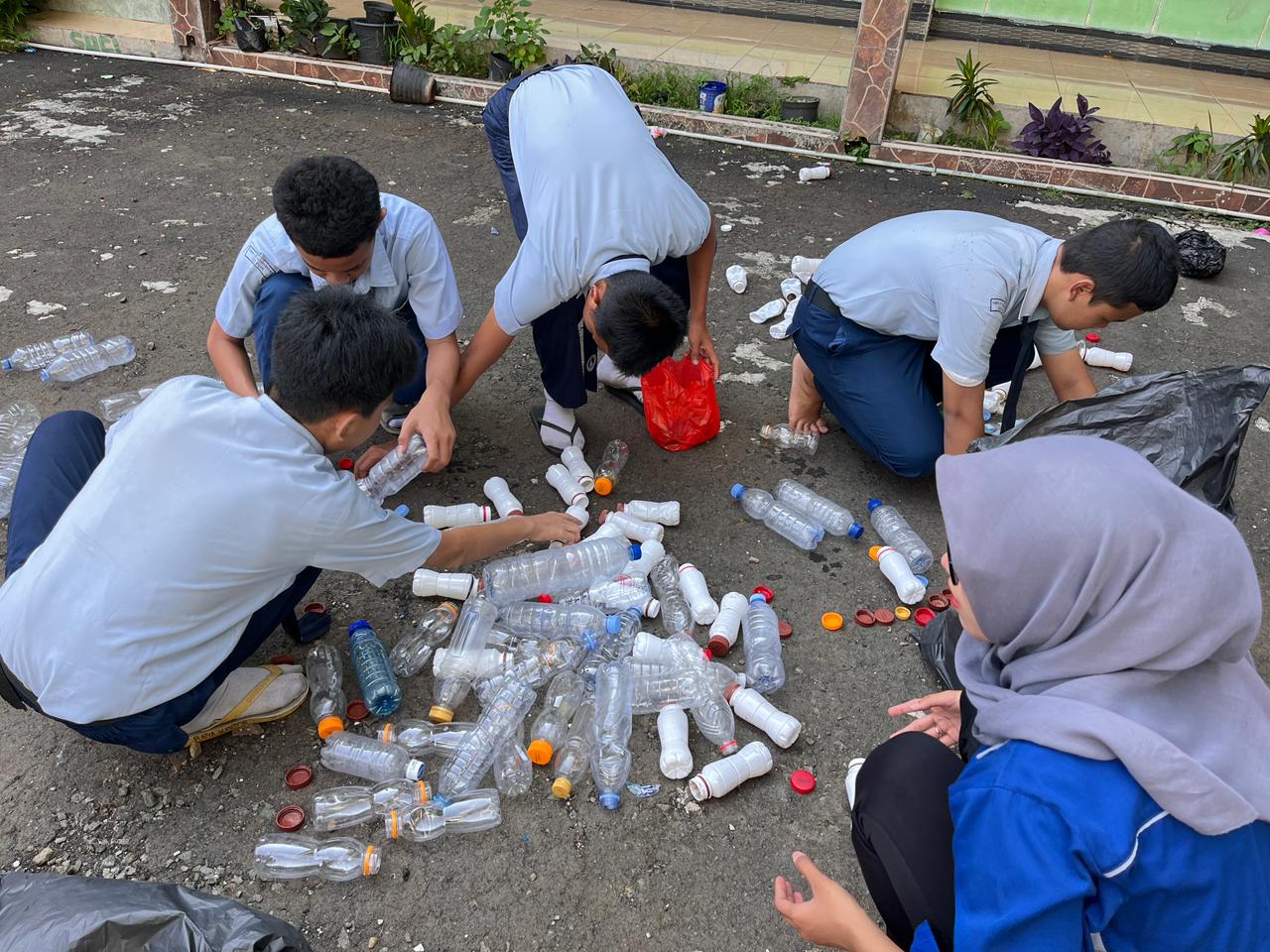 Pendampingan Pertama Pemilahan sampah di SMPIT Rohimana 