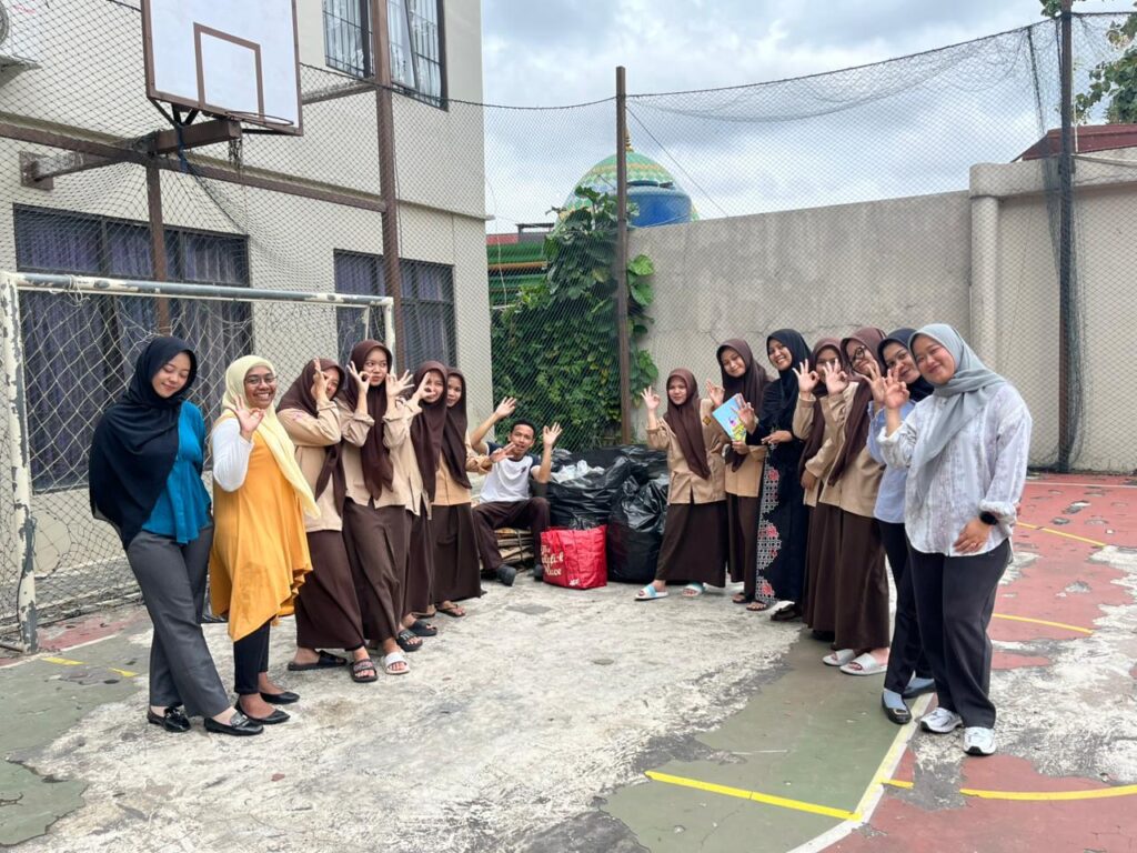 Penimbangan Perdana Bank Sampah di Sekolah yang Berkolaborasi dengan PT AMS Berlangsung Sukses