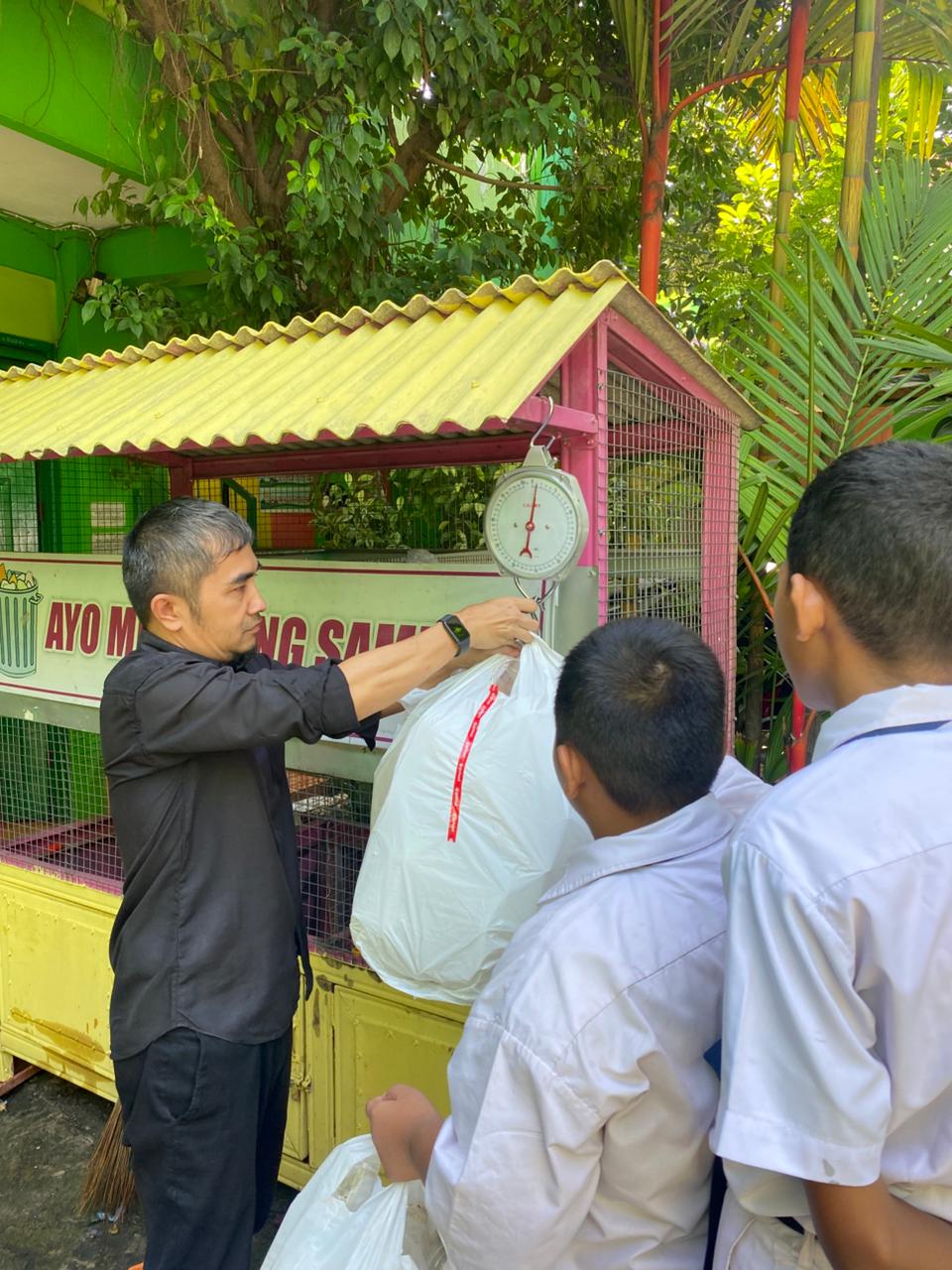 Pendampingan Pertama Pemilahan sampah di SMP Cita Negara