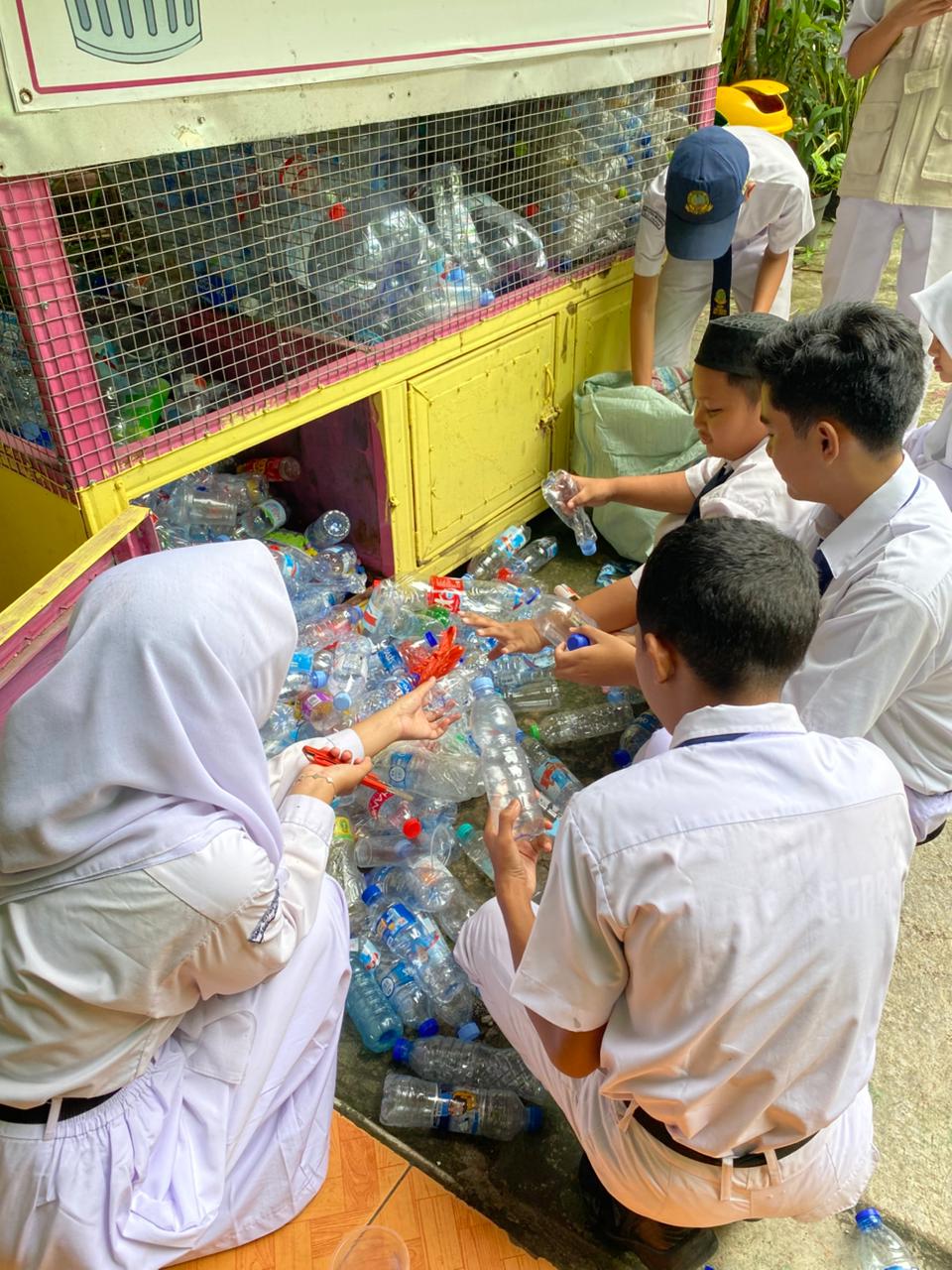 Pendampingan Pertama Pemilahan sampah di SMP Cita Negara