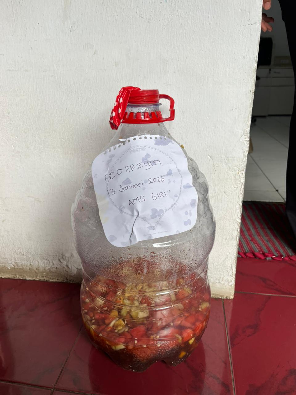 Pupuk cair/Ecoenzym yang dibuat menggunakan bahan sisa-sisa makanan