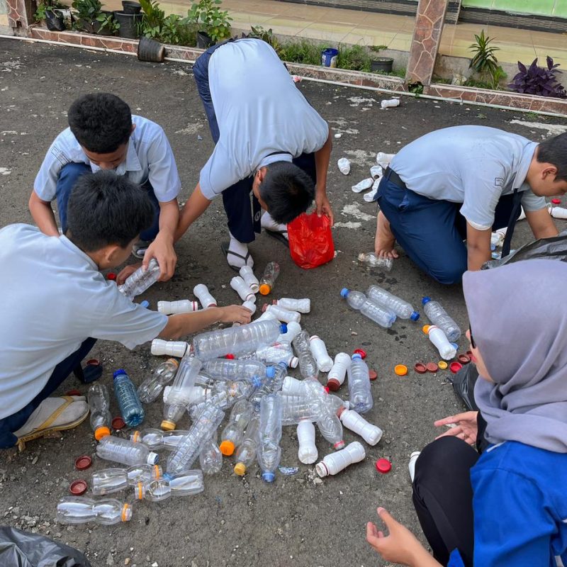 Pendampingan Pertama Pemilahan sampah di SMPIT Rohimana